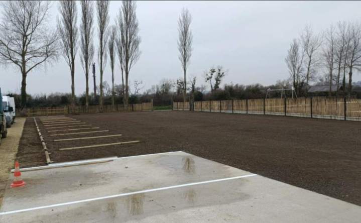 Travaux de clôture en ganivelle, places de parkings en demi rondins, pose de toilettes sèches, terrassement pour dalles bétons, semence...
