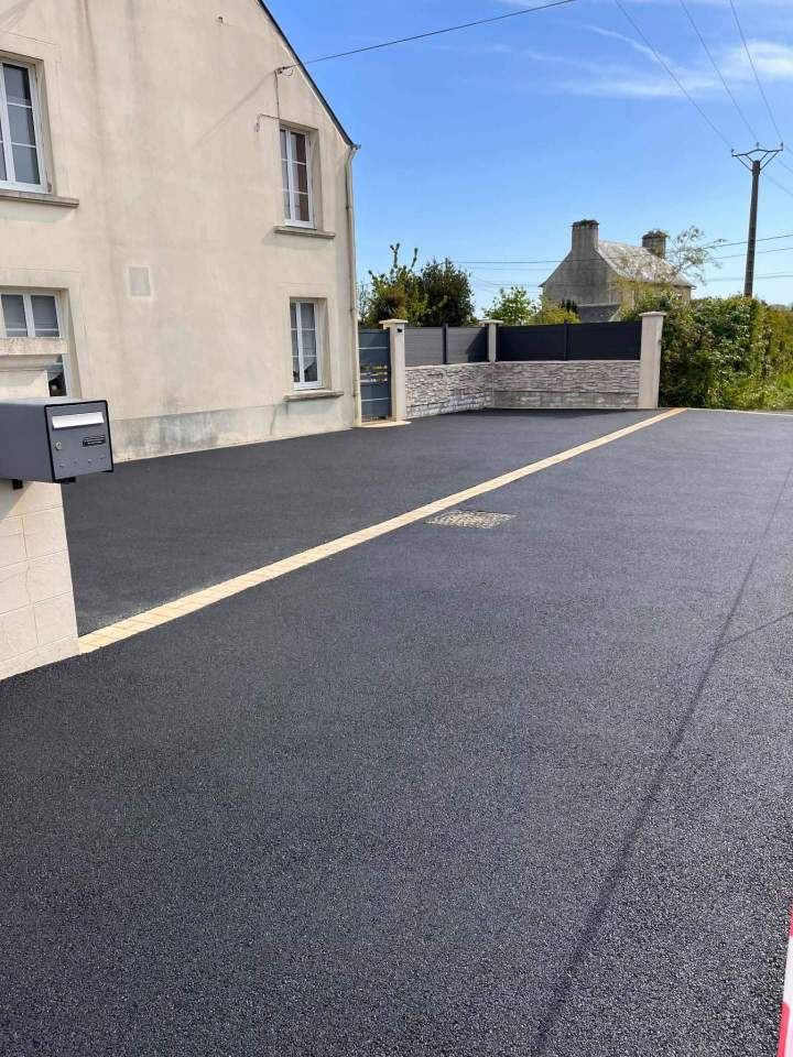 Cour en enrobé avec pavés en double rangée 