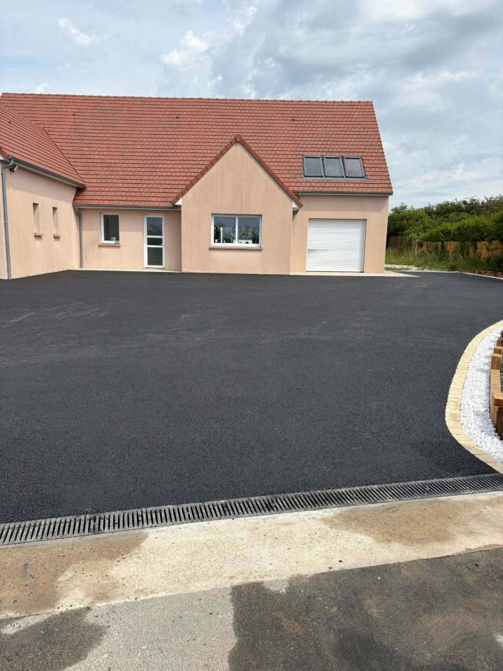 Cour en enrobé avec caniveaux grilles 