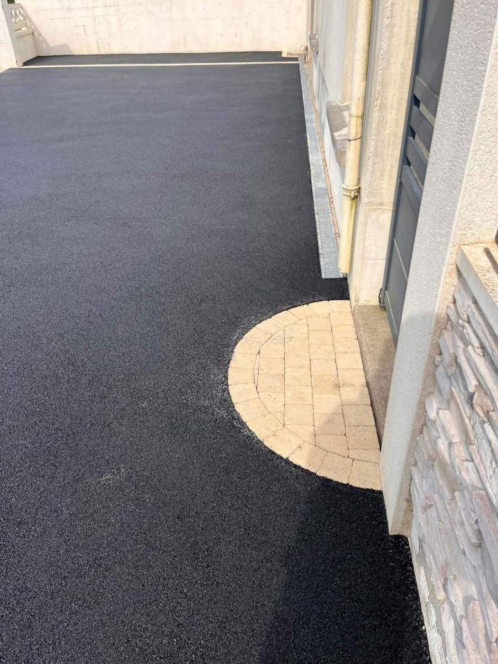 Cour en enrobé avec perron en pavés 