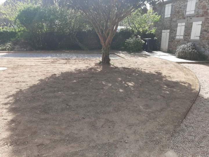 Nivelage de la zone pelouse autour d'un terrain de pétanque