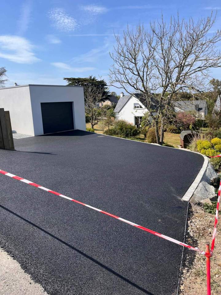 Cour en enrobé et pavés sur bloc d'enrochement à Carteret