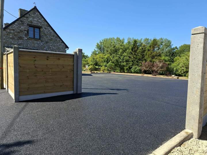 Pose de potilles pour portail, pose d'une clôture et cour en enrobé
