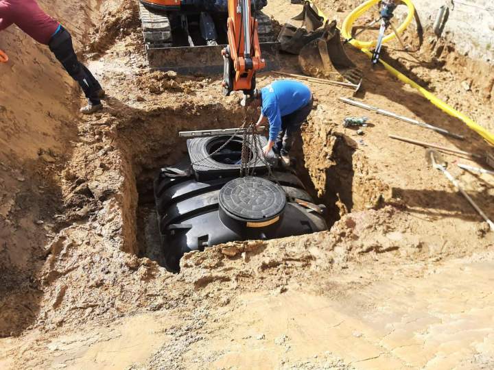 Pose d'un BIOMERIS 5 EH Sortie Haute avec fosse 3000L sur dalle d'ancrage