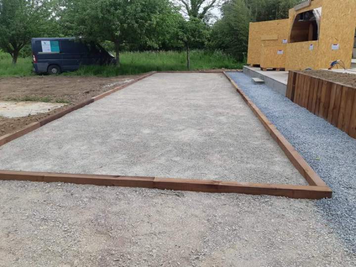 Terrain de pétanque, allée en gravier bleu de Montsurvent, jardinière en traverses paysagères